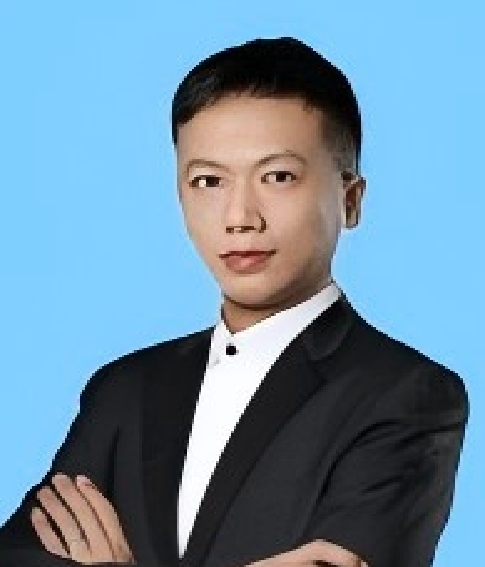 邱    阳 